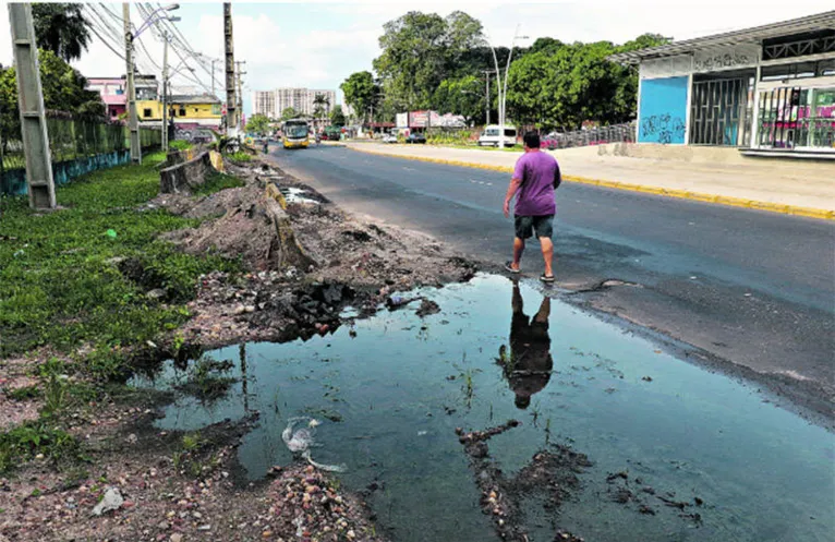 Várias muretas ao redor da pista estão quebradas no caminho entre São Brás e Icoaraci.