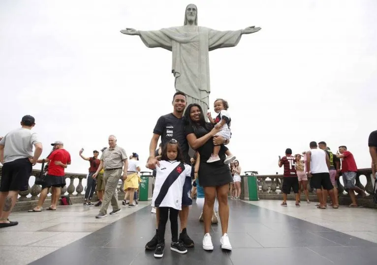 Yago e a família no Cristo Redentor