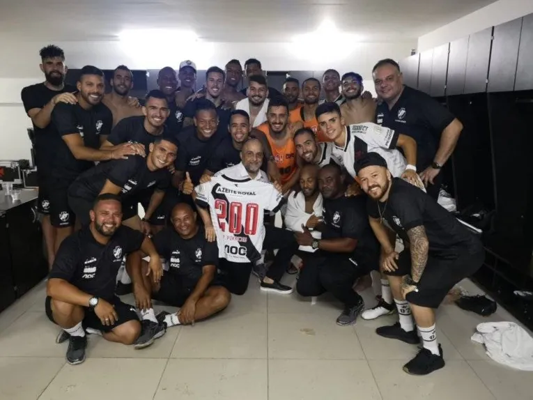 Pikachu é o quarto jogador a ter a marca de 200 jogos pelo Vasco