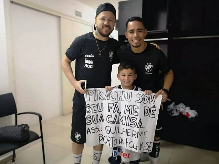 Os paraenses Rossi e Pikachu recebendo o torcerdo Guilherme
