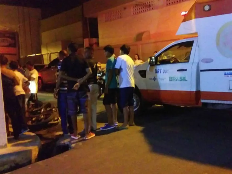 Carro faz conversão proibida e se choca contra moto em Ananindeua