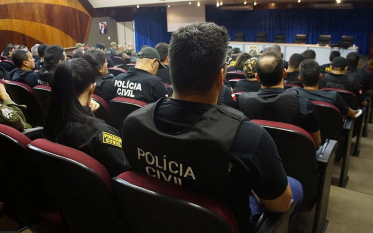 Assim como os agentes da Polícia Civil que durante a madrugada foram ao auditório da corporação 