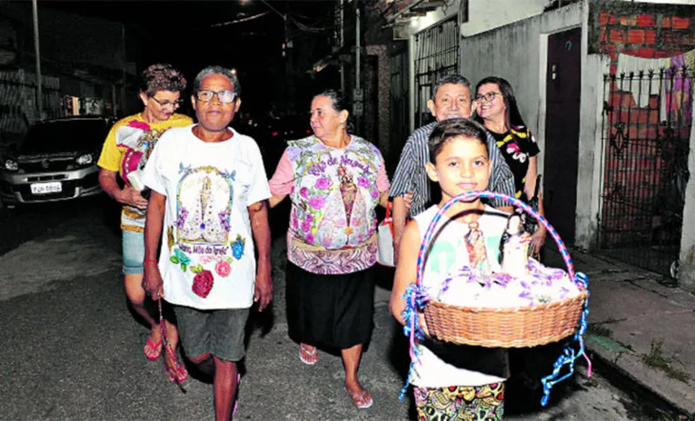 As visitas da imagem de Nossa Senhora de Nazaré nas casas dos devotos se tornaram uma parte importante do calendário da festa mariana, unindo famílias e vizinhos em testemunhos cotidianos de fé