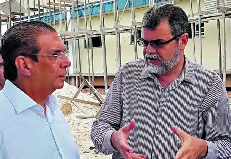 O reitor da Unifesspa, Maurílio Monteiro, agradece a Jader pelo novo espaço (abaixo), que terá 17 laboratórios e será usado para pesquisa e extensão universitária