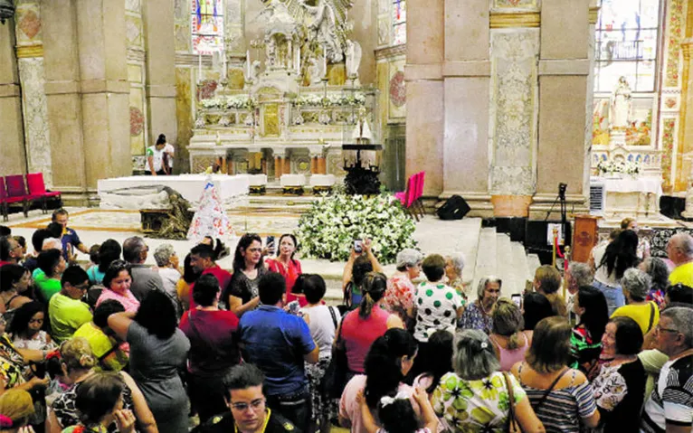 Imagens original - que fica na Basílica- e peregrina, que está na Praça Santuário receberam um grande número de fiéis durante o dia de ontem


