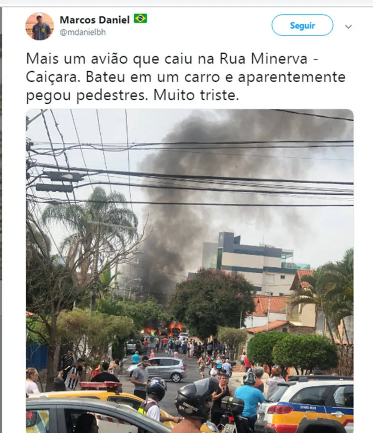 Avião cai em cima de carros em avenida e deixa três mortos