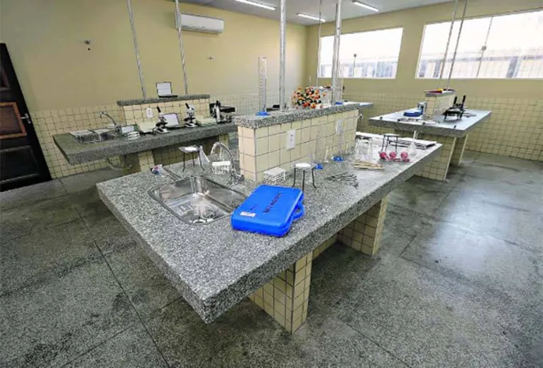 Já é a 24ª unidade de ensino devolvida à população pelo Estado somente este ano. Prédio ganhou bibliotecas, quadras e novas salas

