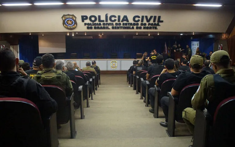 Policiais militares que estão na operação recebem as últimas orientações