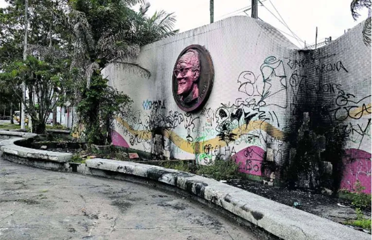 Em pleno centro da cidade, a praça Waldemar Henrique está completamente abandonada, suja e depredada

