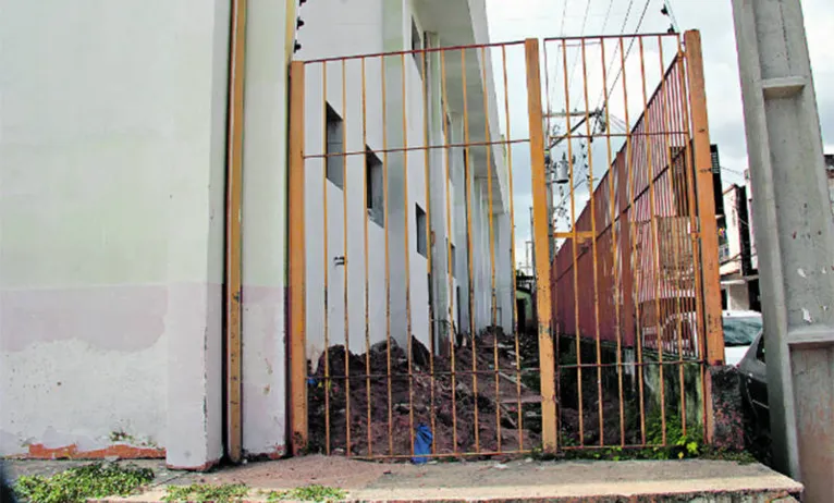 Após 15 meses fechada pelo prefeito Zenaldo Coutinho, a unidade de saúde está do mesmo jeito, com obras inacabadas, enquanto os pacientes do bairro mais populoso da capital fazem peregrinação por outras unidades

