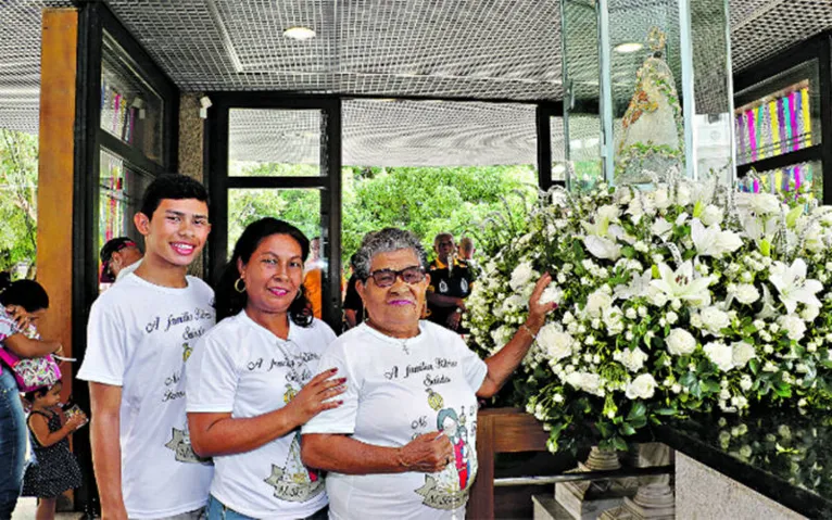 Inês Ribeiro levou o filho e a mãe para ver a imagem peregrina

