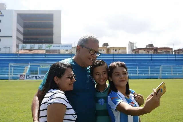Fiel comparece e incentiva jogadores no último treino bicolor