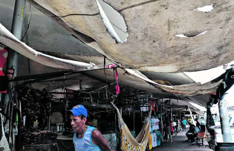 No principal cartão postal da cidade, o Ver-o-Peso, a estrutura precária da feira está cada vez mais aparente.