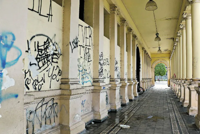 Do lado de fora do Mercado de São Brás, os visitantes já se deparam com muita sujeira. Do lado de dentro, encontram ainda mais problemas

