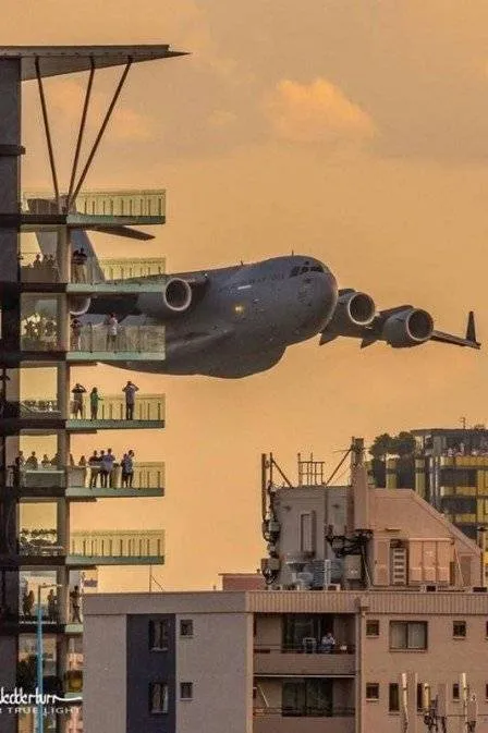 Aviões assustam moradores ao passar entre prédios; assista!
