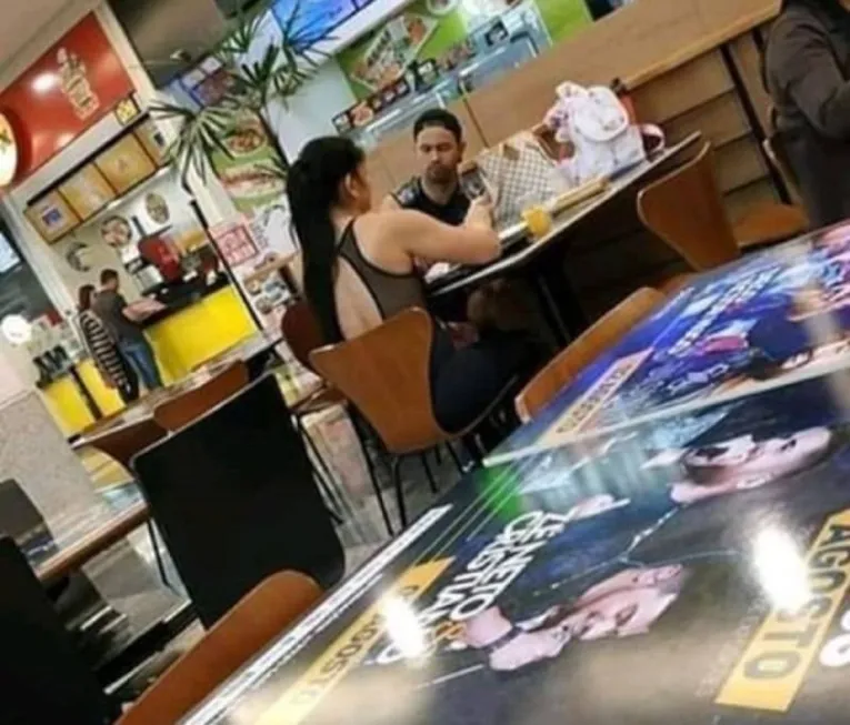 O ex-goleiro Bruno foi flagrado na companhia da atual esposa, Ingrid Calheiros.