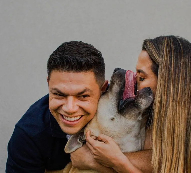 Cão de casal não se comporta durante ensaio fotográfico e resultado é hilário. Veja as fotos!