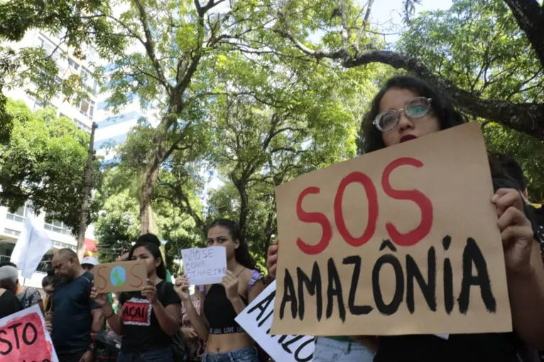 Manifestantes protestam em Belém para cobrar medidas contra queimadas na Amazônia