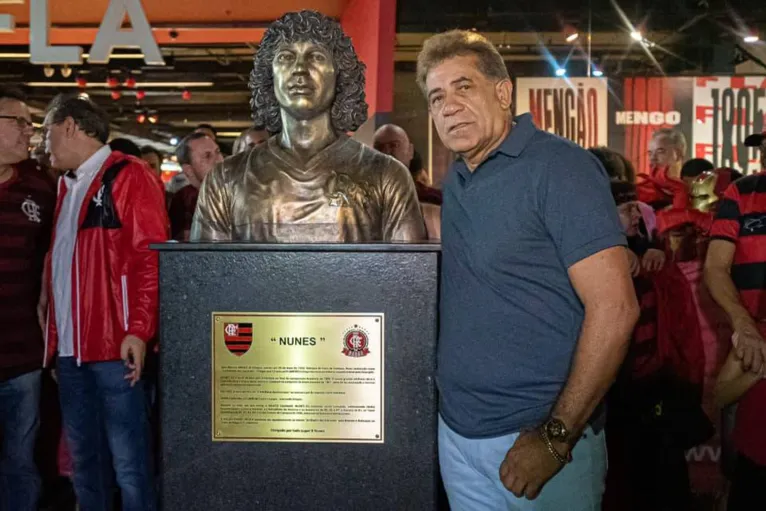 Flamengo comemora aniversário com inauguração do busto de ídolo