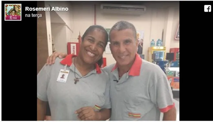 Ator famoso posa com fã e é confundido com funcionário de supermercado