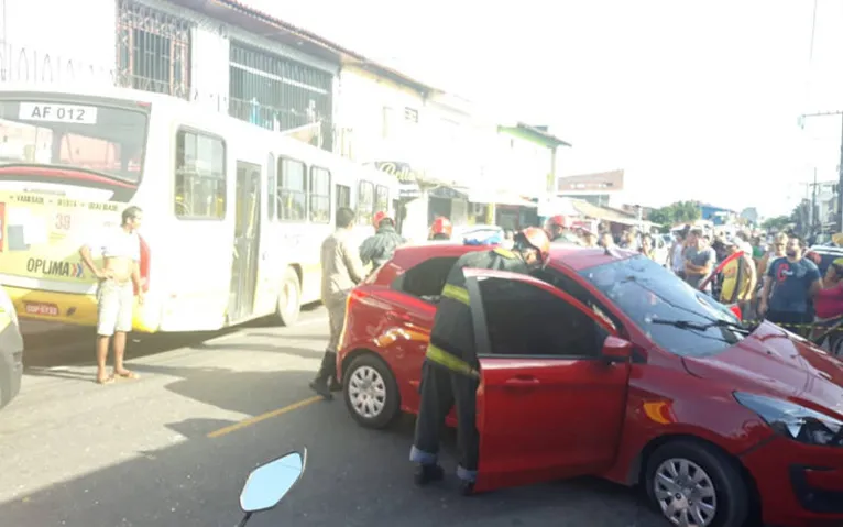 Ônibus colide com carro, invade loja e atropela uma pessoa 
