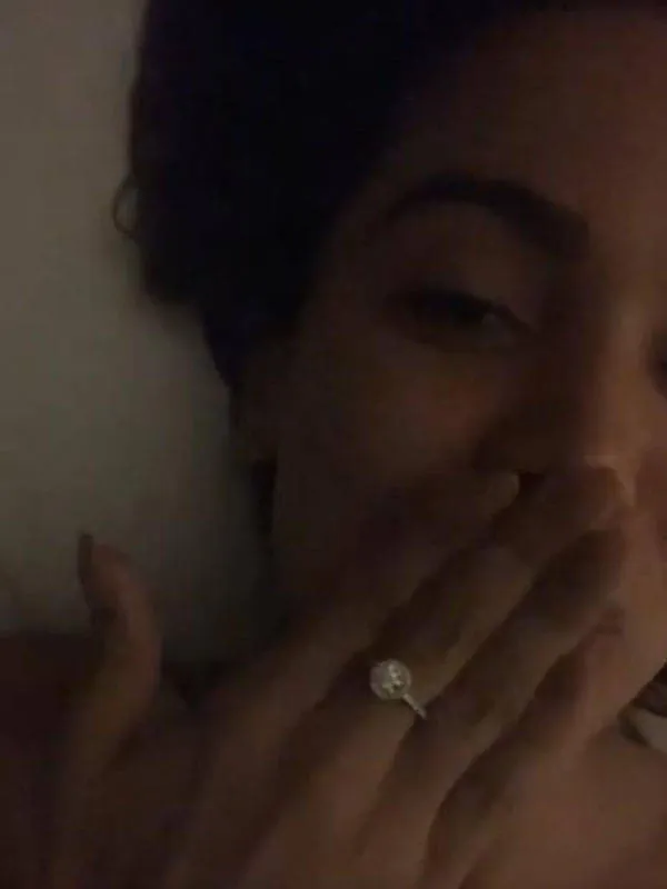 Um anel de brilhantes exibido por Anitta causou o maior alvoroço entre os fãs da cantora. 
