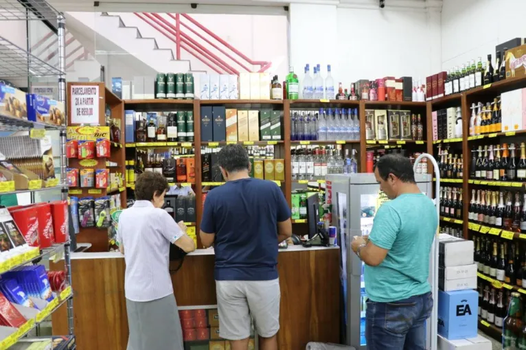 Vinhos, licores, Whisky, vodca, tequila, gim, espumante são algumas das bebidas mais procuradas pelos consumidores em lojas especializadas