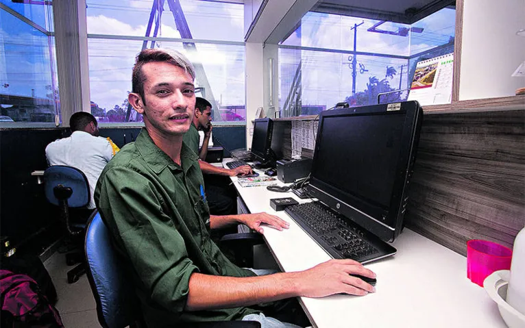 Leonardo Luís, Agente de portaria. 