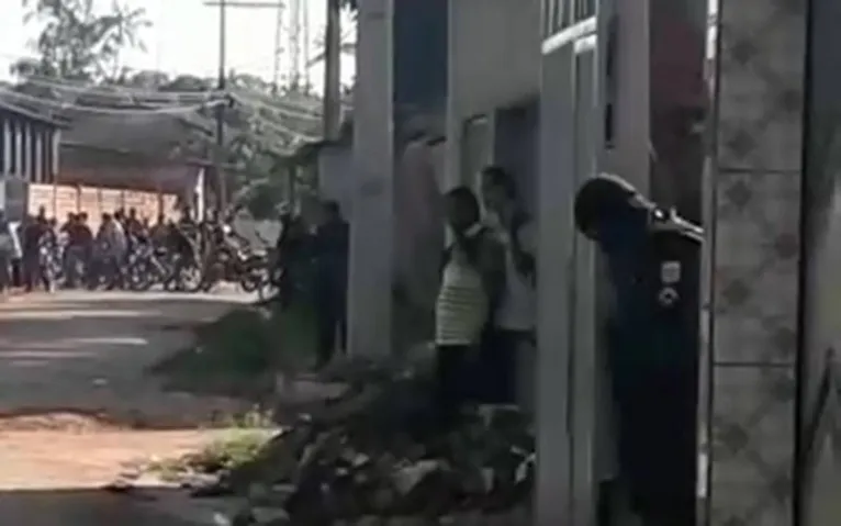Uma multidão de curiosos se acumulou para acompanhar o caso