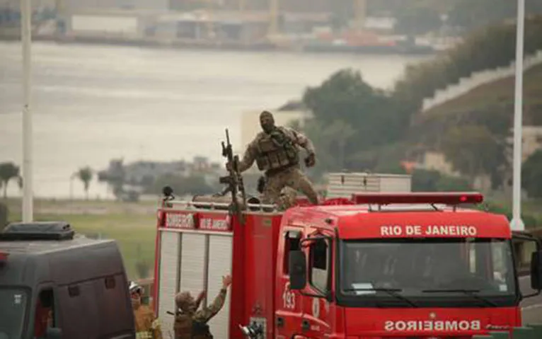 Sniper do sequestro a ônibus no Rio tem camisa com foto vendida em loja