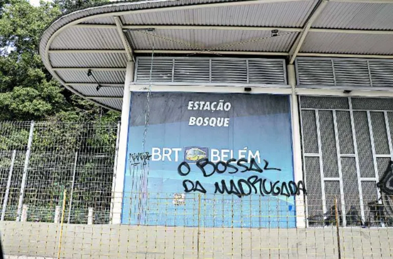 Na Almirante, várias estações estão com pichações e sem funcionar