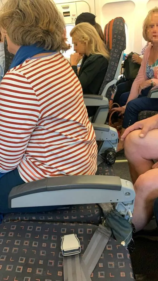 Passageiro de avião publica foto de assentos sem encostos e companhia aérea responde