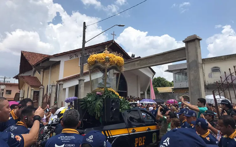 A Imagem de Nossa Senhora de Nazaré fez uma pequena parada para homenagens na Igreja Santo Antônia de Pádua.