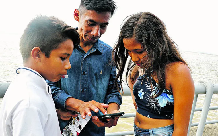 Antônio diz que os filhos, Ester e Arthur, só usam o aparelho com o controle dele. 