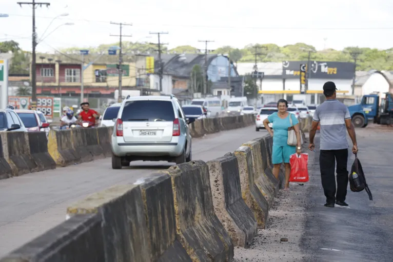Os pedestres precisam disputar espaço com os veículos