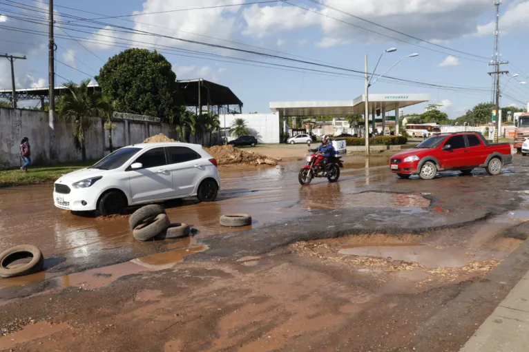 Em alguns trechos, os buracos e a lama são sinalizados com pneus