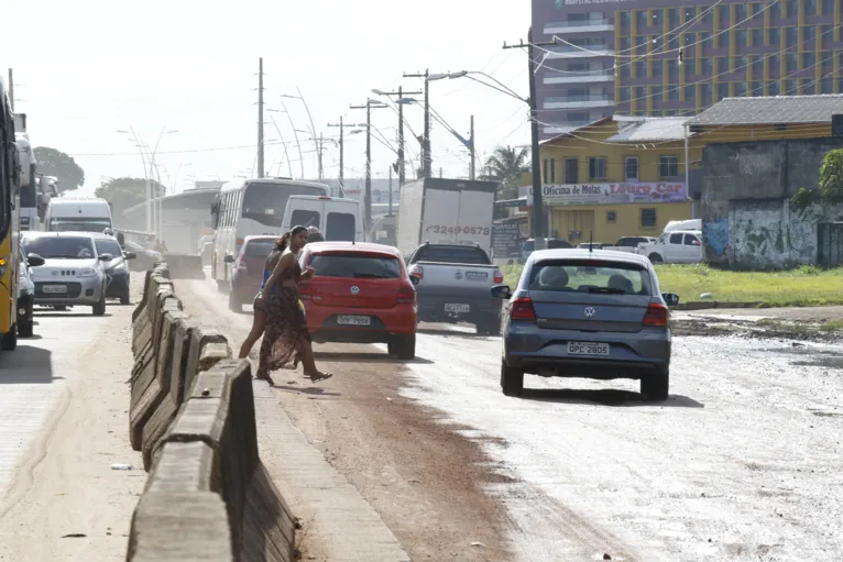 Atravessar a pista sem sinalização é um risco diário para quem passa pela via 