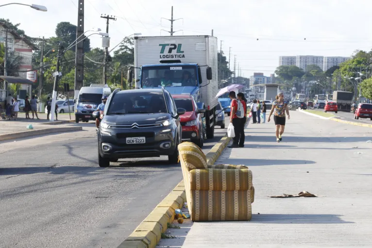 Até sofá abandonado se encontra na pista expressa do BR