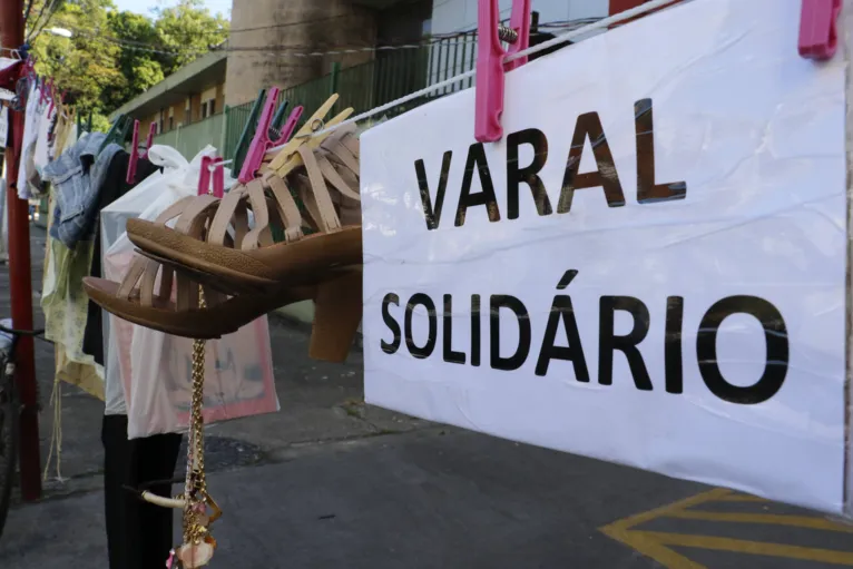 Varal Solidário em esquina de Belém estimula doação de roupas para quem precisa 