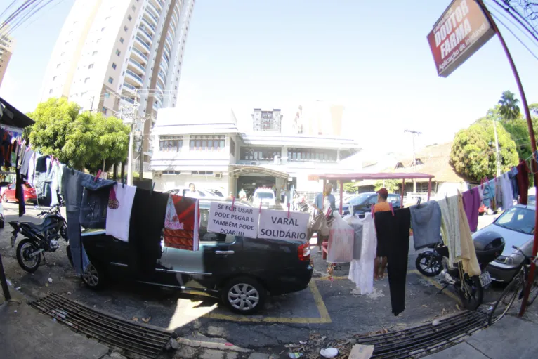 Varal Solidário em esquina de Belém estimula doação de roupas para quem precisa 