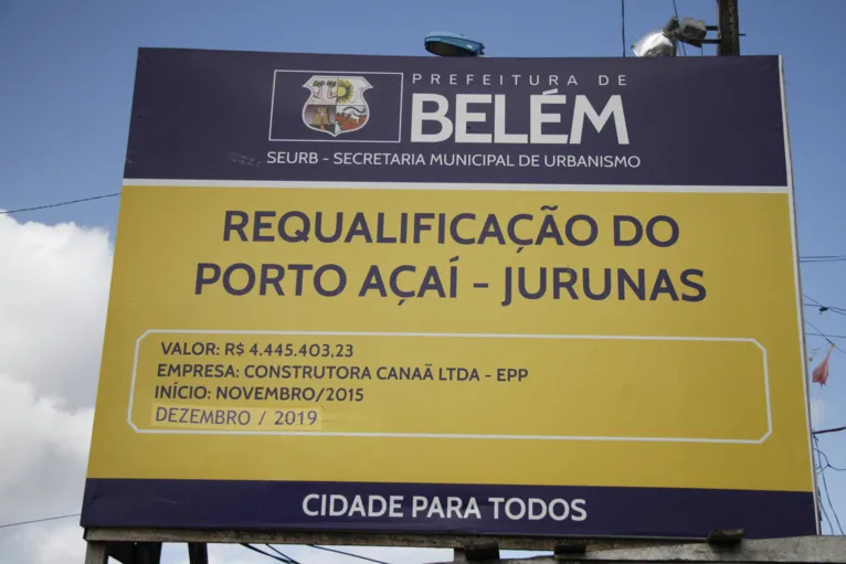 A placa da obra teve o prazo inicial de um ano apagado