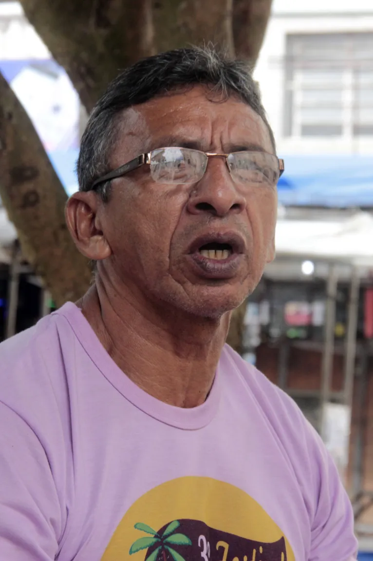 O que sobrou de um banco ainda é usado por quem passa pela praça. O taxista Tarciliano Assunção reclama do desordenamento no local

