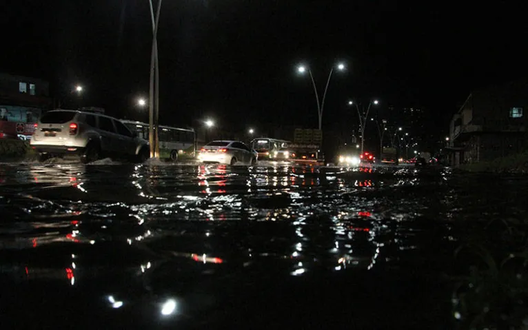 Chuva complica trânsito em Belém