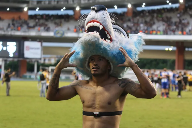 Quem era? Lobo 'sarado' chama atenção de internautas