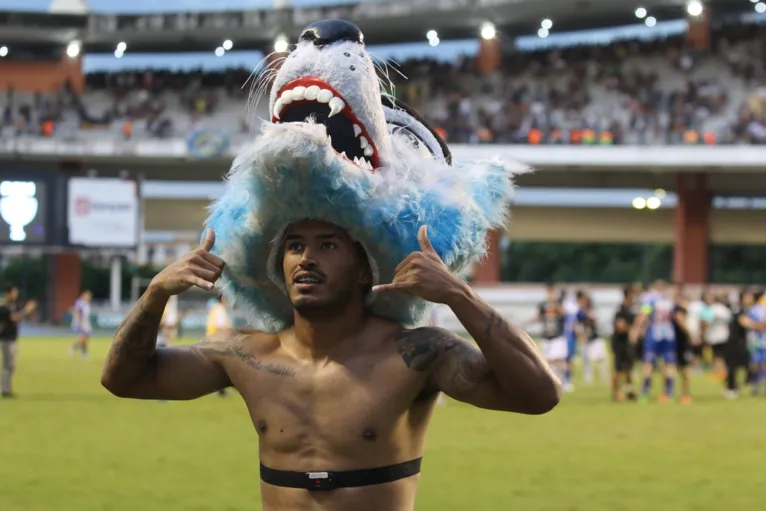 Quem era? Lobo 'sarado' chama atenção de internautas