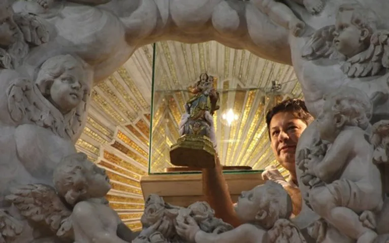 Fiéis lotam Basílica Santuário para Descida do Glória