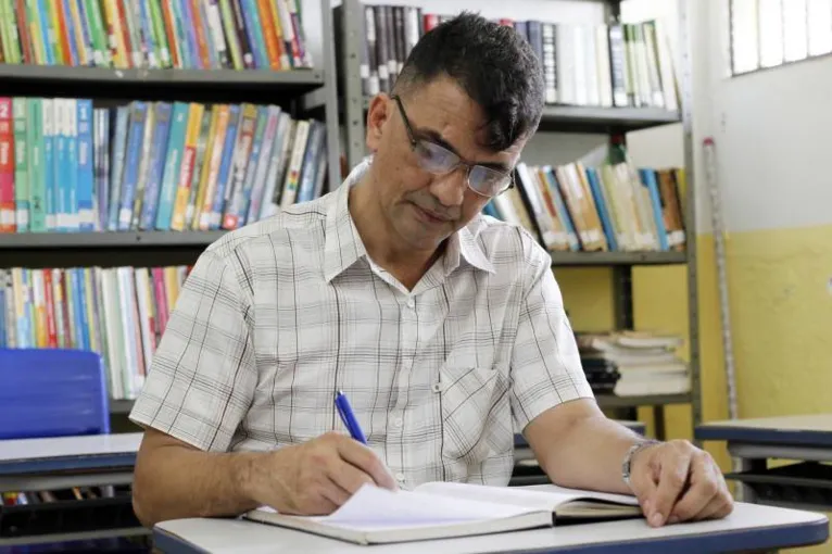 Interno do Complexo de Santa Izabel escreve mais de 40 livros na prisão