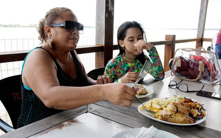 Com amigos e familiares, professora garantiu que o local está aprovado