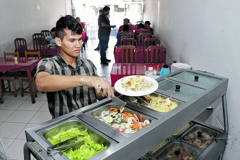 Com preços convidativos e variedade, restaurantes populares atraem clientes cativos.