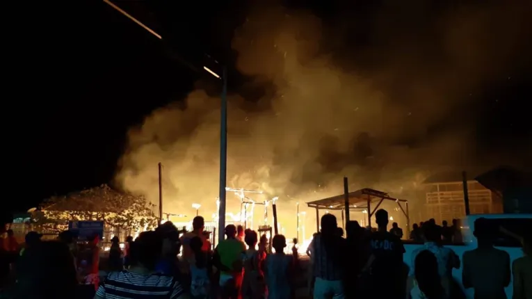Incêndio de grandes proporções atinge praia de Ajuruteua, no Pará. Veja o vídeo
